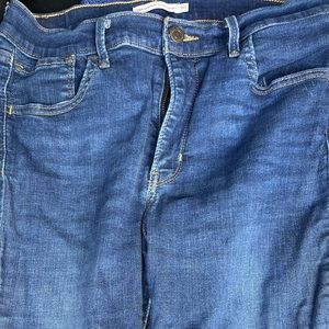 Women’s Levi’s skinny jeans gently used